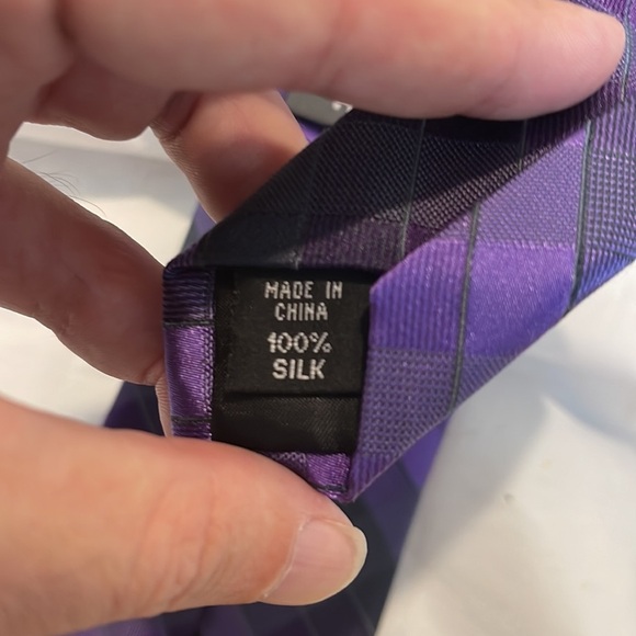 Kenneth Cole Reaction men’s tie in various shades of purple 58”L x 3 1/4” wide - Picture 3 of 3